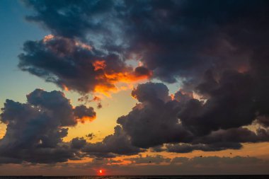 Bulutlu gün batımı gökyüzü, güzel dijital fotoğraf