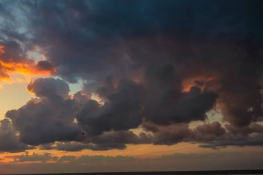 Dramatik günbatımı gökyüzü ve bulutlar