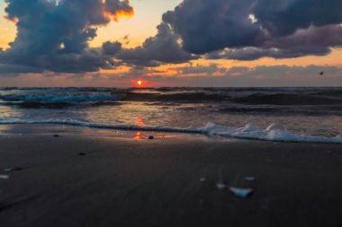 Deniz plajı ve günbatımı. Günbatımı gökyüzü ile güzel doğa arka planı.