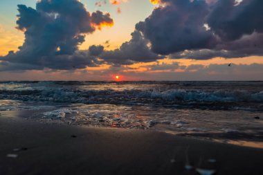 Denizin üzerinde güzel bir gün batımı