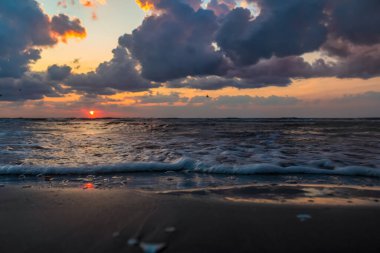 Sahilde gün batımı