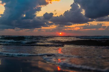 Gökyüzünün arka planında güzel deniz dalgaları