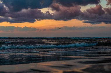 Sahilde gün batımı Güzel dalgalarla