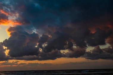 Denizde güzel bir gün batımı, doğa arka planı
