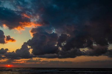 Baltık Denizi 'nde dramatik gün batımı, Polonya