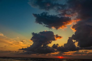 Güzel gün batımı gökyüzü bulutlu