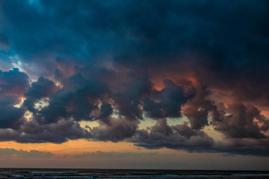 Tayland 'ın kuzeyindeki sahilde dramatik günbatımı