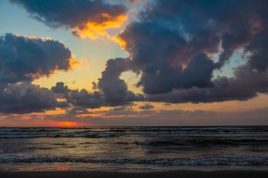 Denizde güzel bir gün batımı