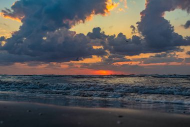 Denizin üzerinde güzel bir gün batımı.