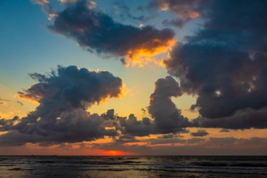Güzel gün batımı gökyüzü bulutlu