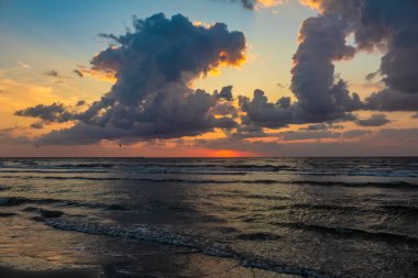 Sahilde gün batımı