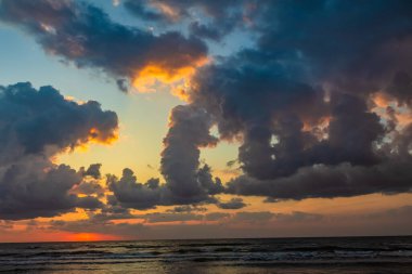Sahilde renkli bir gün batımı.