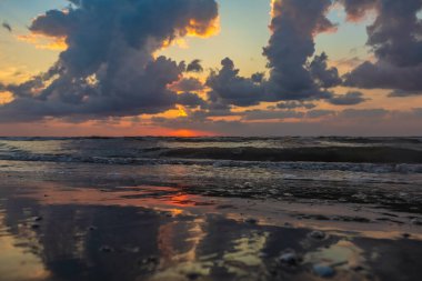 denizin üzerinde dramatik bulutlar