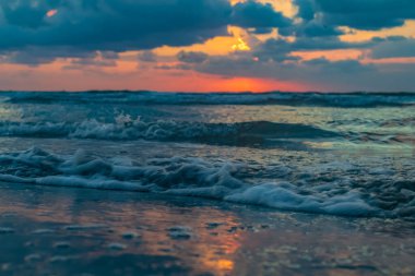 Sahilde güzel bir gün batımı