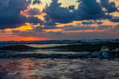 Denizde dramatik gün batımı