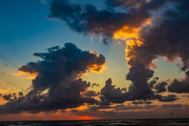 Bulutlu, bulutlu güzel gün batımı gökyüzü