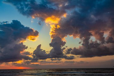 Bulutlu dramatik gün batımı