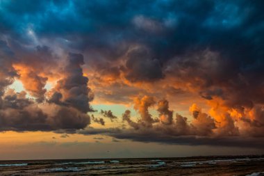 Denizin üzerinde güzel bir gün batımı
