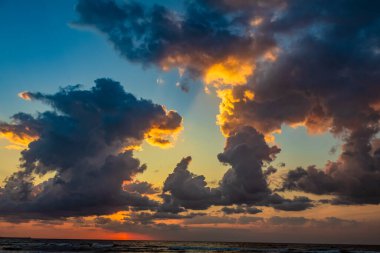 Sahilde gün batımı