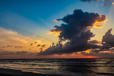 Curacao Adası 'ndaki Karayip Denizi üzerinde gün doğumu