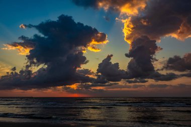Denizin üzerinde güzel bir gün batımı