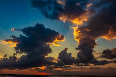 Denizin üzerinde güzel bir gün batımı