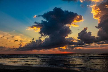 deniz sahilinde gün doğumu