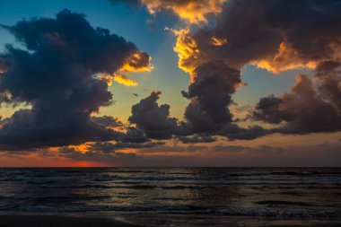 bulutlar ile denize dramatik günbatımı.