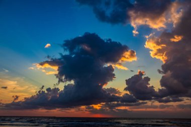 Denizin üzerinde güzel bir gün batımı