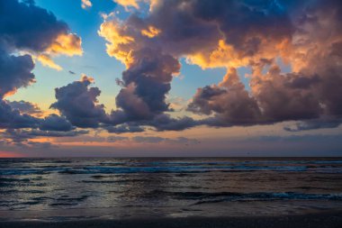Bulutlu dramatik gün batımı.