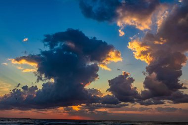 Denizde güzel bir bulutla gün doğumu.