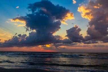 Denizin üzerinde güzel bir gün batımı