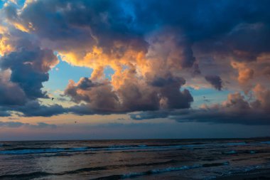dramatik bulutlu gün batımı gökyüzü ve deniz üzerindeki bulutlar