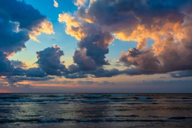 Baltık Denizi 'nin sahilinde gün batımı, Polonya