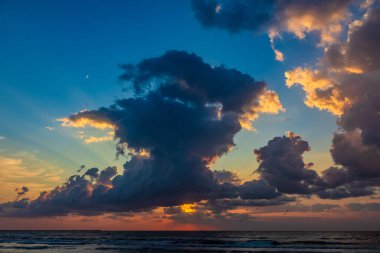 bulutlar ile deniz üzerinde gün batımı