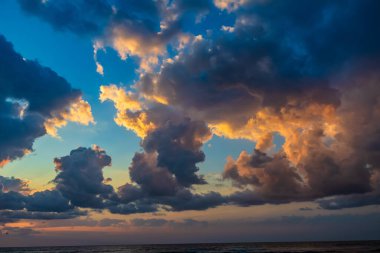 Denizin üzerinde güzel bir gün batımı. doğa arkaplanı