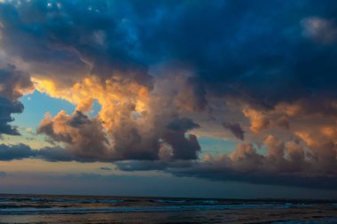 Denizin üzerinde gün batımı
