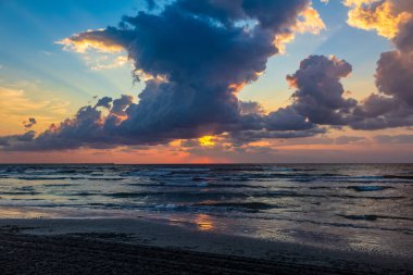 Denizin üzerinde gün batımı.