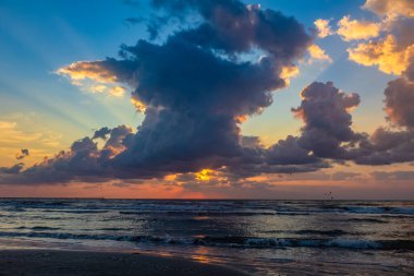 Polonya 'nın baltık denizinde güzel bir gün batımı