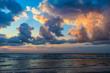 Gün batımında denizin üzerindeki renkli bulutlar. Güzel gün batımı gökyüzü.