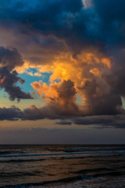 Akşam gökyüzünde renkli bulutlar.