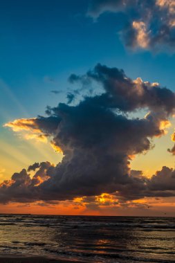 Sahilde gün batımı