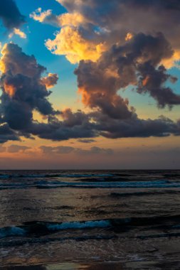 Baltık Denizi 'nde güzel bir sahilde gün batımı. yaz zamanı