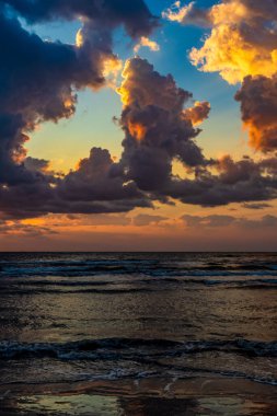 Denizin üzerinde güzel bir gün batımı