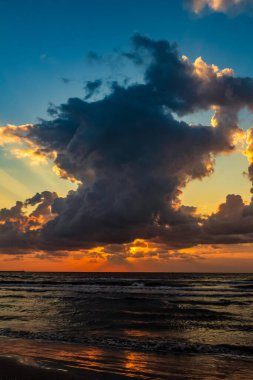 Denizin üzerinde gün batımı