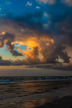 Güzel gün batımı gökyüzü, deniz ve okyanus.