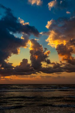 Denizin üzerinde güzel bir gün batımı