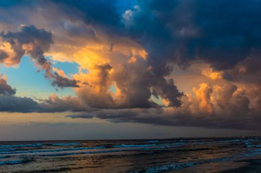 Denizin üzerinde güzel bir gün batımı