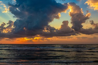 Denizin üzerinde gün batımı