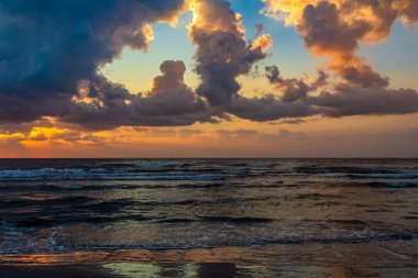 Denizde güzel bir gün batımı